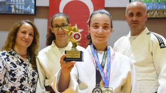 Tokalaştığı antrenörün gücünü fark edip tavsiyesiyle judoya başlayan Elif’ten 'altın' başarı