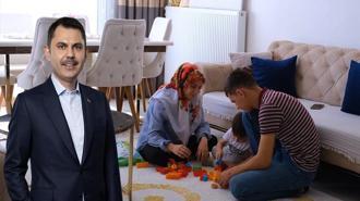 Bakan Kurum, depremzede ailenin bayram sevincini paylaştı