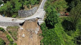 Rize'de sağanak sonrası çöken yol dronla görüntülendi
