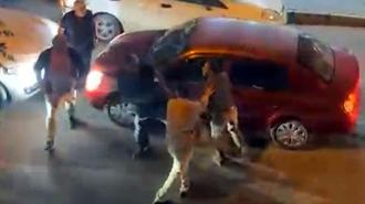 Avcılar’da tekme ve yumruklu 'yol verme' kavgasını gülerek cep telefonu kamerasıyla kaydetti