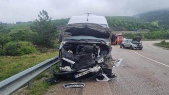 Minibüs ile otomobilin çarpıştığı kaza kamerada; 6 yaralı