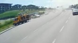 Küçükçekmece'de iş makinesi taşıyan çekici devrildi; şoförün öldüğü kaza kamerada
