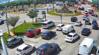 İki otomobilin çarpıştığı kaza kamerada; 4 yaralı