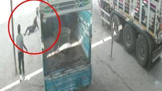 Hava basılan traktör lastiği patladı, 2 işçinin yaralandığı o anlar kamerada