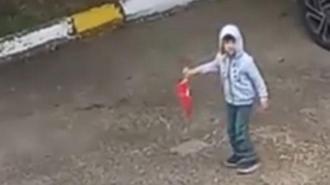 5 yaşındaki Miraç, evden çıkıp yere düşen Türk bayrağını aldı; o anlar kamerada