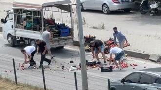 Kamyonetin kasasından yola saçılan meyve ve sebzeler, diğer sürücülerin yardımıyla toplandı