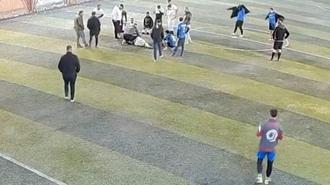 Halı sahada dili boğazına kaçan oyuncuya müdahale kamerada