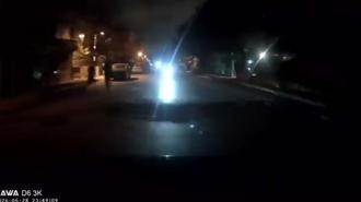 Maltepe’de ters yönden gelen otomobilin çaptığı motosikletin sürücü ağır yaralandı; kaza kamerada