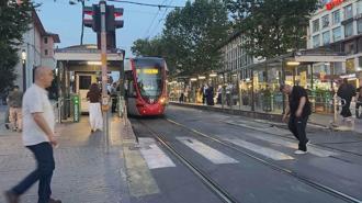 Fatih'te raylara düşüp tramvayın altında kalan çocuk öldü