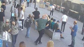 Fatih'te 6 yaşındaki çocuk raylara düşüp tramvayın altında kalarak öldü; panik anları kamerada