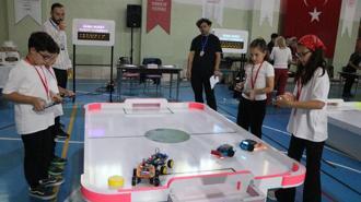 Teknoloji festivalinde öğrenciler, yaptıkları mini robotlarla yarıştı