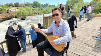 Kaçak avcılığa dikkat çekmek için bağlama çalıp, türkü okudu