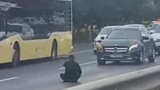 Büyükçekmece'de D-100'de elinde bıçakla polisi harekete geçirdi; trafik yoğunluğu oluştu