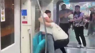 Pendik'te Marmaray'da yumruklu kavga kamerada