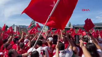 Türk taraftarlar, Vancouver'da coşkuyla maç saatini bekliyor