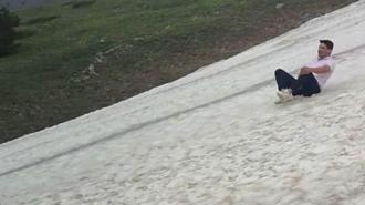 Haziran ayında zirvede poşetlerle karda kaydılar