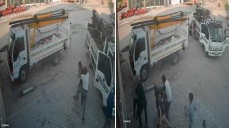 Sanayi sitesindeki tekmeli, yumruklu kavga güvenlik kamerasında