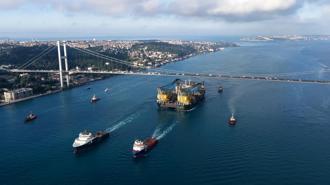 Dev vinç gemisi İstanbul Boğazı'ndan geçiyor