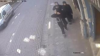 Zeytinburnu'nda hırsızlar kendilerini takip eden ekiplerce suçüstü yakalandı