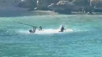 Mersin'de deniz ortasında sopalı kavga kamerada