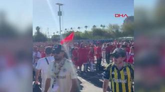 Türk taraftarlar, ABD'nin San Francisco kentinde maç saatini bekliyor