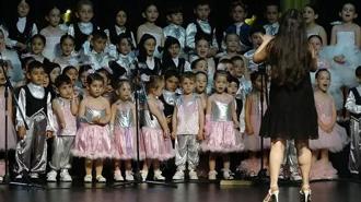 Duygulandıran koro; sahnede çocuklar, salonda babalar