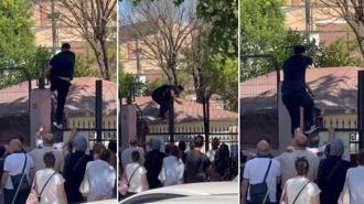 Avcılar’da sınava geç kalan öğrenci, demir parmaklıklara tırmandı