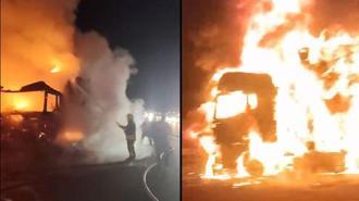 Tavuk eti yüklü TIR, otoyolda alev alarak yandı