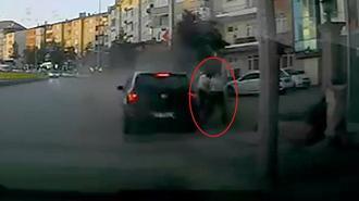 Otomobilin altında kalmaktan son anda kurtuldular