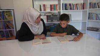 Öğretmenlerinin desteğiyle aştıkları kekemelik sorununun ardından okula yeniden bağlandılar
