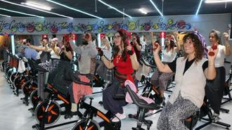Şalvarlarla pedal çevirip, yöresel müzikler eşliğinde kilo veriyorlar