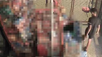 Kuşadası’nda 2 çocuğun kapı kilidini kırdıkları marketten yaptığı hırsızlık kamerada