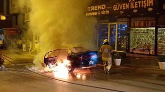Bursa'da seyir halindeki otomobil alev alev yandı