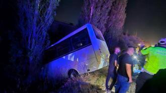 Servis minibüsü ile otomobilin çarpıştığı kaza kamerada: 8 yaralı