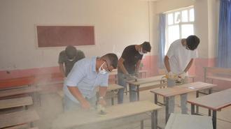 Meslek lisesi öğrencileri, ilçedeki okullarda deforme olan 2 bin 500 sırayı yeniledi