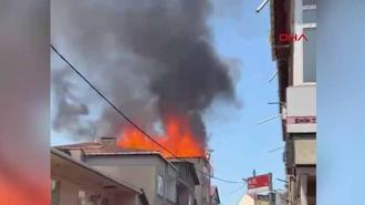 Pendik'te 5 katlı binanın çatısında çıkan yangında 1 işçi yaralandı