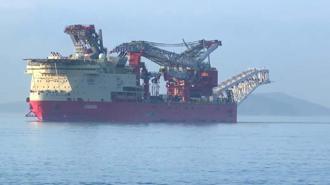 Boru döşeme gemisi 'JSD6000' İstanbul Boğazı'ndan geçiyor