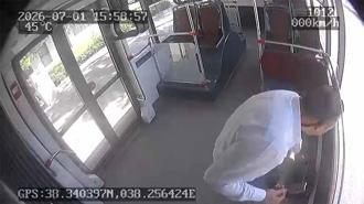 Otobüste unutulan içinde ziynet eşyası olan çantayı şoför sahibine ulaştırdı