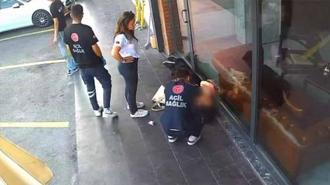 Maltepe'de alkollü olduğu iddia edilen kadının sağlık ekiplerine saldırdığı anlar kamerada