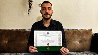 Kaza geçirip eğitimine ara veren Deniz, tedavi sonrası döndüğü okulunda fakülte birincisi oldu