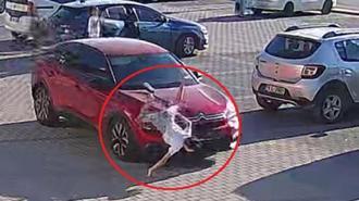 Bursa'da koşarak yola çıkan çocuğa otomobilin çarptığı kaza kamerada