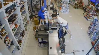Marketten hırsızlık yapan şüpheli, içinde 10 yaşında çocuğun da bulunduğu otomobili gasbedip kaçtı