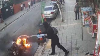 Küçükçekmece'de yanan motosiklete marketin önündeki su bidonlarıyla müdahale kamerada