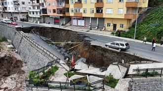 Rize'de yurt inşaatının kazısında istinat duvarı ve yol çöktü: 3 bina tahliye edildi