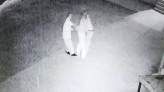 Cami avlusunda uygunsuz davranışlarda bulunan çifti uyaran imam darbedildi