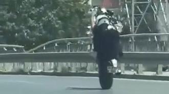 Esenyurt’ta motosikletlinin tek teker üzerinde tehlikeli yolculuğu kamerada