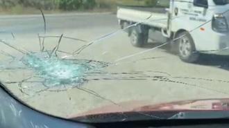 Hafriyat kamyonundan fırlayan taşın otomobilin camını kırdığı anlar kamerada