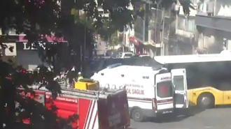 Fatih'te İETT otobüsü ambulansa çarptı; 5 kişi yaralandı