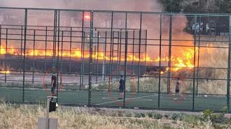 Yangına rağmen futbol oynamaya devam ettiler; o anlar kamerada