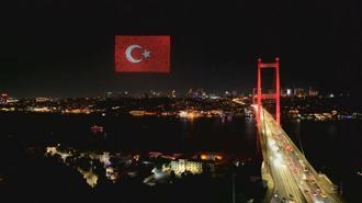 15 Temmuz Demokrasi ve Milli Birlik Günü nedeniyle Şehitler Köprüsü'nde dron gösterisi gerçekleştirildi